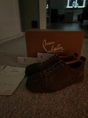 Louboutin skor - Säljer ett par riktigt feta louboutin skor i grå mocka 👟 stl 41, dom är riktigt sköna och är i mycket bra skick förutom att en spik har bytts ut och dom är lite mjuka🙌🏻 men är riktigt sköna👌🏻 pris är hugget i sten 🪨