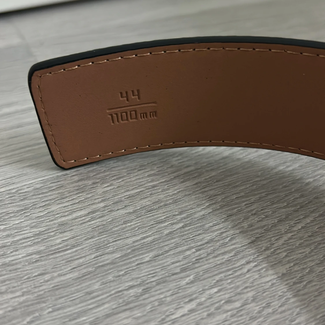 2 bälten från Lindex med L mönstrar - 4