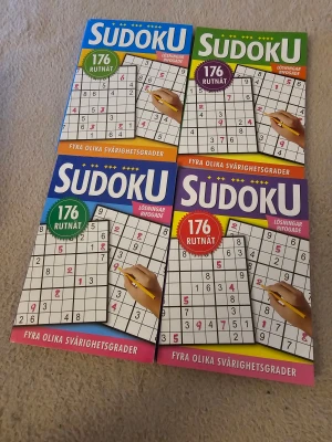 Sudoku - Fyra olika svårighetsgrader - Utmanande och roliga sudoku-böcker med 176 rutnät i varje, perfekt för dig som gillar hjärngympa! Lösningar bifogade och fyra olika svårighetsgrader gör att både nybörjare och proffs kan ha kul. Perfekt för att koppla av eller tävla med vänner.