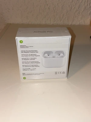 AirPods Pro 2nd Generation - Säljer ett par helt nya och oöppnade AirPods Pro 2nd Generation med MagSafe-laddningsetui. Produkten är i originalförpackning och plasten är intakt. Perfekt för dig som vill ha trådlösa hörlurar med aktiv brusreducering och hög ljudkvalitet. Pris går alltid att diskutera 