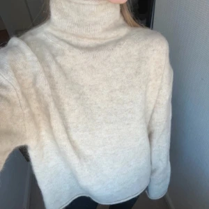 Stickad polo - Såå snygg stickad polo tröja köpt på vinted men lite stor för mig tyvärr! Bilder från förra ägaren 