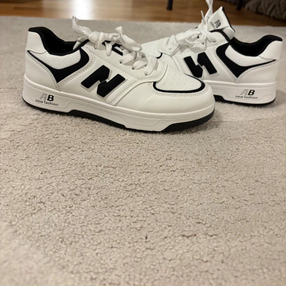 Vita och svarta sneakers New Fashion - 1