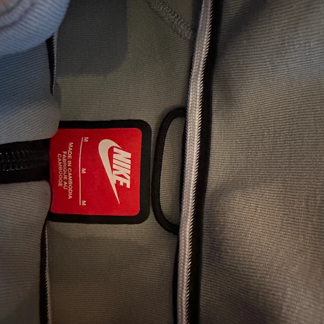 Grå Nike Tech hoodie med svarta dragkedjor - 3