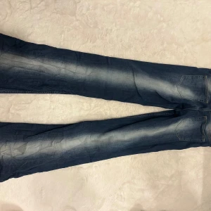 Flared jeans från weekday  - Supersnygga jeans i modellen ”bootybei” från cheap monday. Använda fåtal gånger