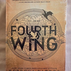 Fourth Wing - En fantasybok som lockar med spänning och äventyr. Omslaget pryds av en drake och texten 'Fly... or die', vilket antyder episka strider och magiska världar. Perfekt för unga vuxna som älskar action och mystik.