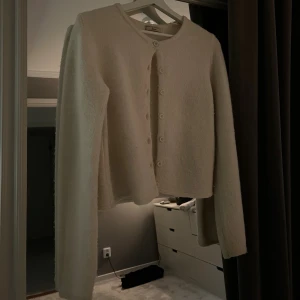 Beige kofta med knappar - Super söt vit stickad kofta❣️Tveka inte på att höra av er vid frågor eller funderingar!