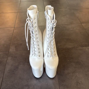 17 cm Vita Högklackade Låga Stövlar - 17 cm Vita Högklackade Låga Stövlar Med Snörning, Lackskinn Och Tjock Sula, Nattklubbsmodell