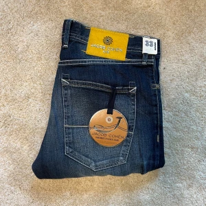 Jacob choën jeans  - Ett par helt nya Jacob choën jeans limited edition med ett nypris på över 7000 kr. Jeansen är storlek 33. Skulle säga att dem även passar som typ 33 i längd. Skriv gärna vid frågor ✅
