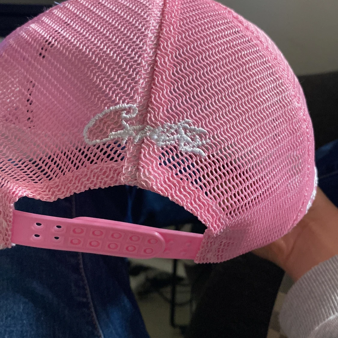 Rosa keps med vita märken - 3