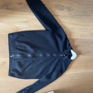Massimo dutti Helzip - En riktigt snygg Massimo dutti helzippad tröja, strl s, ny skick, tveka inte på att ställa frågor.