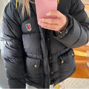 Fjällräven jacka  - Byter min svarta mot mörkgrön i storlek S. Byter helst mot en knappt använd.