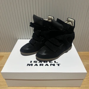 Isabel Marant Bekett kengät - Kengät on ostettu noin 1kk sitten uutena. Käytetty max 10 kertaa ja ovat uuden veroiset!💓Mukana tulee boxi ja pölypussi kengille.