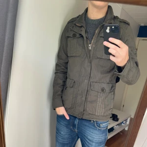 Snygg fieldjacket  - Tja! Säljer denna feta fieldjacket från Deeluxe!| Mycket gott skick och inga defekter!| Pris alltid diskuterbart!| Vid fler frågor tveka inte att kontakta mig!| //Nils