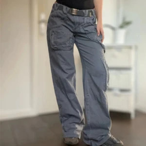 cargopants  - Lågmidjade cargobyxor med detaljer💙väldigt eftertraktade då det är svåra att få tag på! Säljs för runt 2000kr (säljer dessa i storlek S, M och L) Går att bära både med och utan bälte