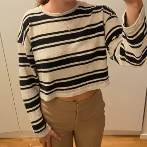 Randig croppad tröja  - Säljer en croppad långärmad tröja med svart och vit randigt mönster. Tröjan har en väldigt skön passform och är i väldigt bra skick!💕🌷
