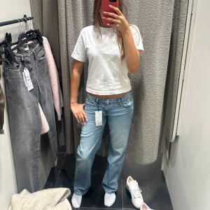 Ljusblå straight jeans - Säljer ett par ljusblå jeans mes raka ben. Jeansen har klassisk femficksdesign, normal midja och är tillverkade i mjukt denimtyg. Använd fåtal gånger 