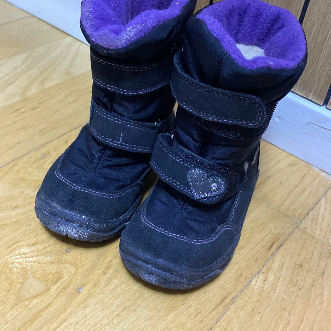 Svarta vinterstövlar med lila foder - 1