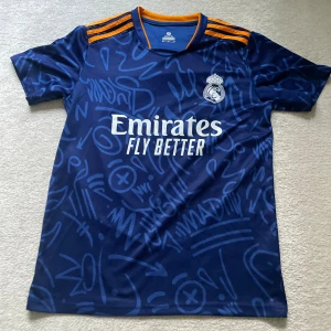 Adidas real Madrid tröja  - Säljer en fin Real Madrid tröja som är i jätte fint skick. Och har inte använt på några år för att den har växt ur mig.