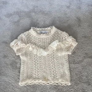 Beige stickad topp från zara - Jättefin beige stickad blus/topp!💓