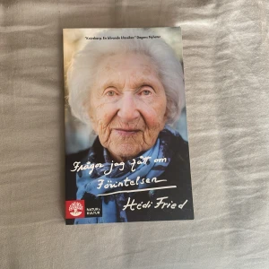 Frågor jag fått om Förintelsen - En gripande bok där Hédi Fried, överlevande från Förintelsen, besvarar frågor hon fått av unga om sina erfarenheter. Perfekt för dig som vill förstå historien och få svar på svåra frågor om mänsklighet, mod och överlevnad.