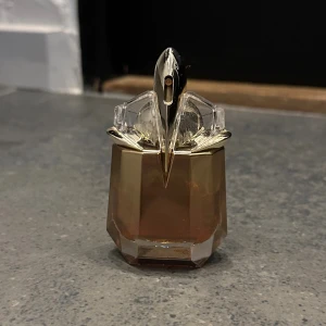 Mugler Alien Goddess Intense 30ml - Säljer denna då jag inte använder den längre. Typ halva flaskan kvar🤍