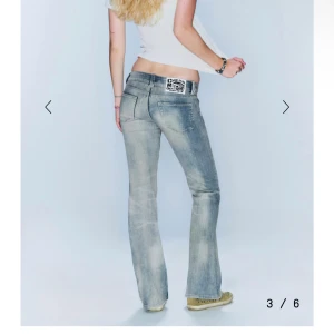 Cheap Monday ljusblå bootcut jeans - Snygga ljusblå jeans från Cheap Monday med bootcut passform och låg midja. Säljer för att dom inte passar, använda max 10 gånger. Storleken är 26/30