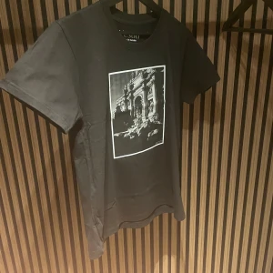T shirt  - Säljer en snygg t shirt från vestiti. Den är sprillans ny endast prövad en gång. Snabbt pris 199! Kom dm för fler frågor 
