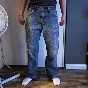 Blå baggy jeans - Tja! Säljer ett par blå baggy jeans från Silver. Jeansen är vintage och har slitningar bland annat vid fickorna och nere vid fötterna. Perfekt för dig som vill ha en avslappnad och unik stil. Storleken är W34/L34. Jag är 183cm och väger 75kg. Jeansen är lite för breda för mig i midjan men det löser sig med ett schysst bälte. Bara att skriva om du har frågor eller funderingar. 