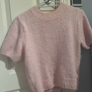 Stickad t shirt från Gina - Jätte söt tröja från gina som tyvärr aldrig kommer till användning längre. Inga tecken på användning. Den är i storlek S men passar även mig som har xs