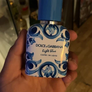 Dolce & Gabbana Capri In Love - Limited edition Light Blue Capri In Love från Dolce & Gabbana. Snyggt mönstrad flaska, 50 ml Eau de Parfum. Tillverkad i Italien. Perfekt för dig som vill sticka ut med en unik doft.
