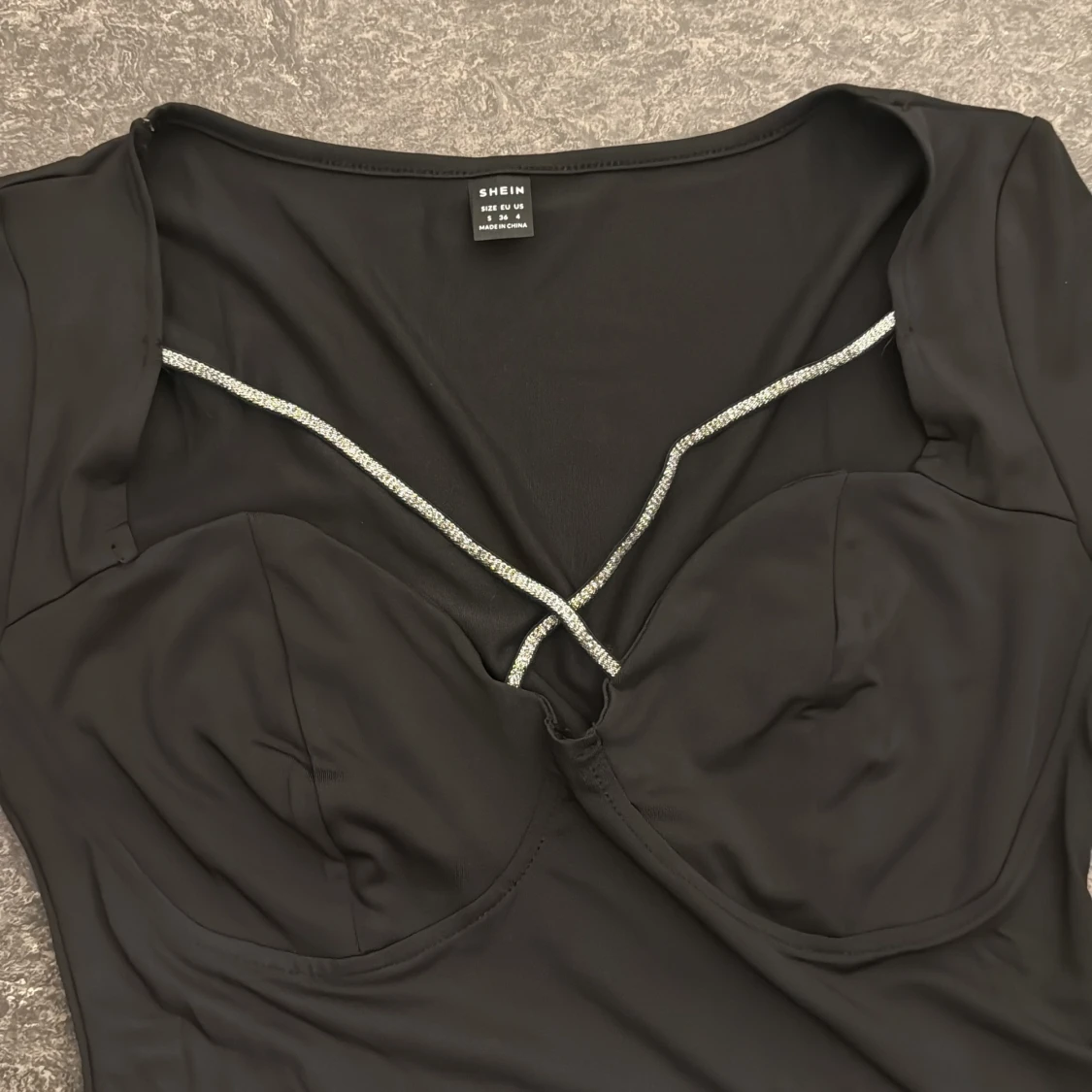 Svart långärmad topp med strassdetalj - 1