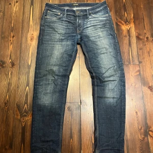 Jack & Jones Tapered Mike jeans blå 34/34 - Snygga blå jeans från Jack & Jones i modellen Tapered Mike. Storlek 34/34. Använd väldigt få gånger. Nypris 900 kr.