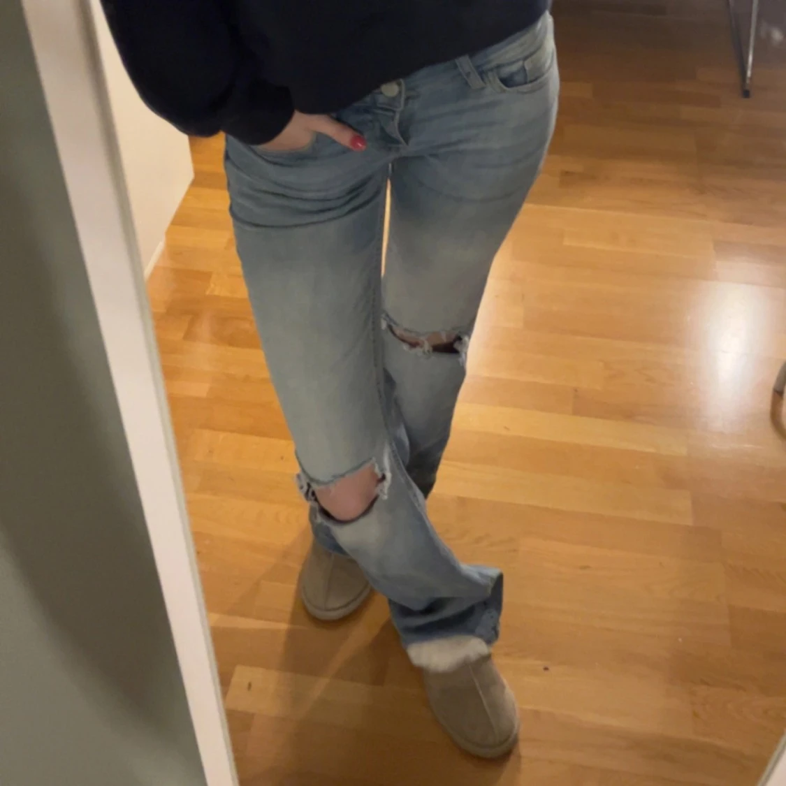 Ljusa jeans med slitningar - 90