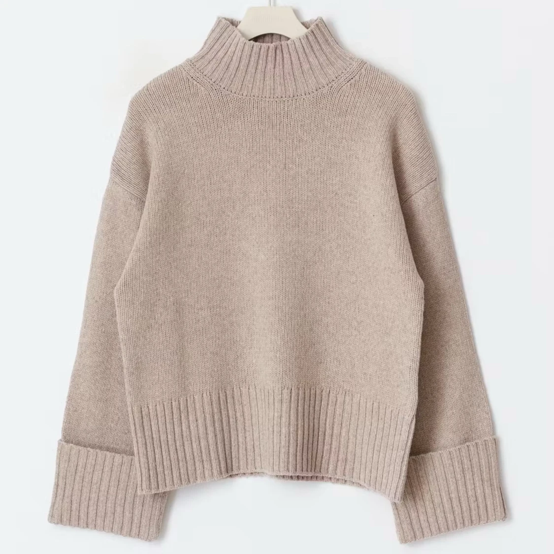 Beige stickad polotröja med ribbade detaljer - 1