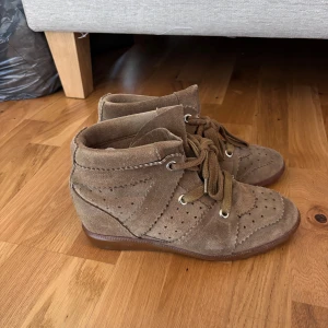 Isabel Marant skor - Isabel Marant sneakers i modellen betty alltså snöres modellen, täcken på användning men fortfarande fint skick