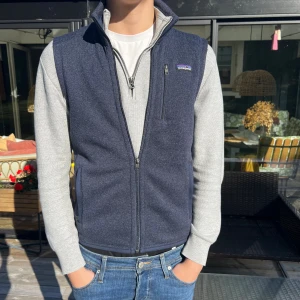 Mörkblå fleeceväst från Patagonia XS - Säljer nu min mörkblåa Patagonia väst i st XS då den är för liten för mig. Hör av er vid funderingar eller flera bilder.