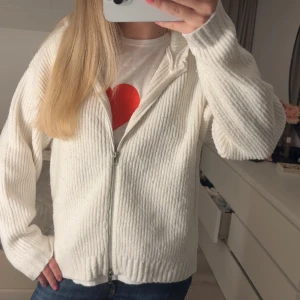 Kofta  - Sjukt snygg kofta från bikbok. Slutsåld❣️ lite nopprig men inte alls mycket❣️