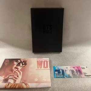Bts album - BTS World: Original Soundtrack. Skiva och fotobok finns med. Om du har några frågor så hör gärna av dig!