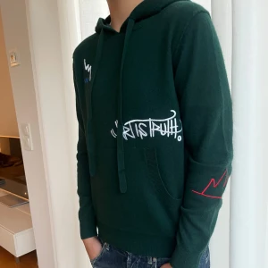 Mörkgrön hoodie Zadig & Voltaire - Exklusiv hoodie i 100% kashmir från Zadig & Voltaire. Färgen är en djup mörkgrön som känns både tidlös och trendig. Otroligt mjuk och lyxig kvalitet som håller värmen samtidigt som den är lätt och andas. Perfekt både till vardags och för en mer avslappnad men stilren look. Nypris är cirka 5000kr mitt pris: 1500