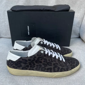 Saint Laurent skor  - Hej! Säljer nu dessa sjukt snygga ysl skor. Skorna är i extremt fint skick ! Har begränsat antal boxar och dustbag. Hör av dig vid frågor. 