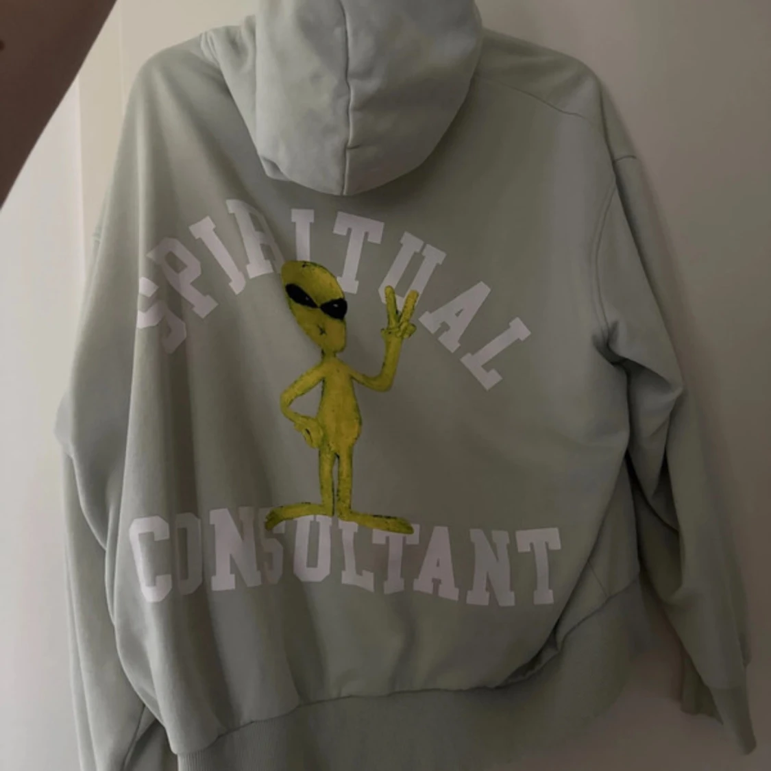 Ljusblå hoodie med alien-tryck - 2