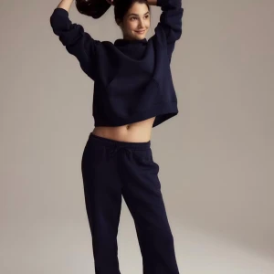 Gina Tricot mjukisset - Det populära marinblåa mjukissettet från Gina Tricot. Den är använd ett fåtal gånger men är som ny. Nypriset i butik är 660kr. Storlek xs och sitter såååå bra på kroppen!