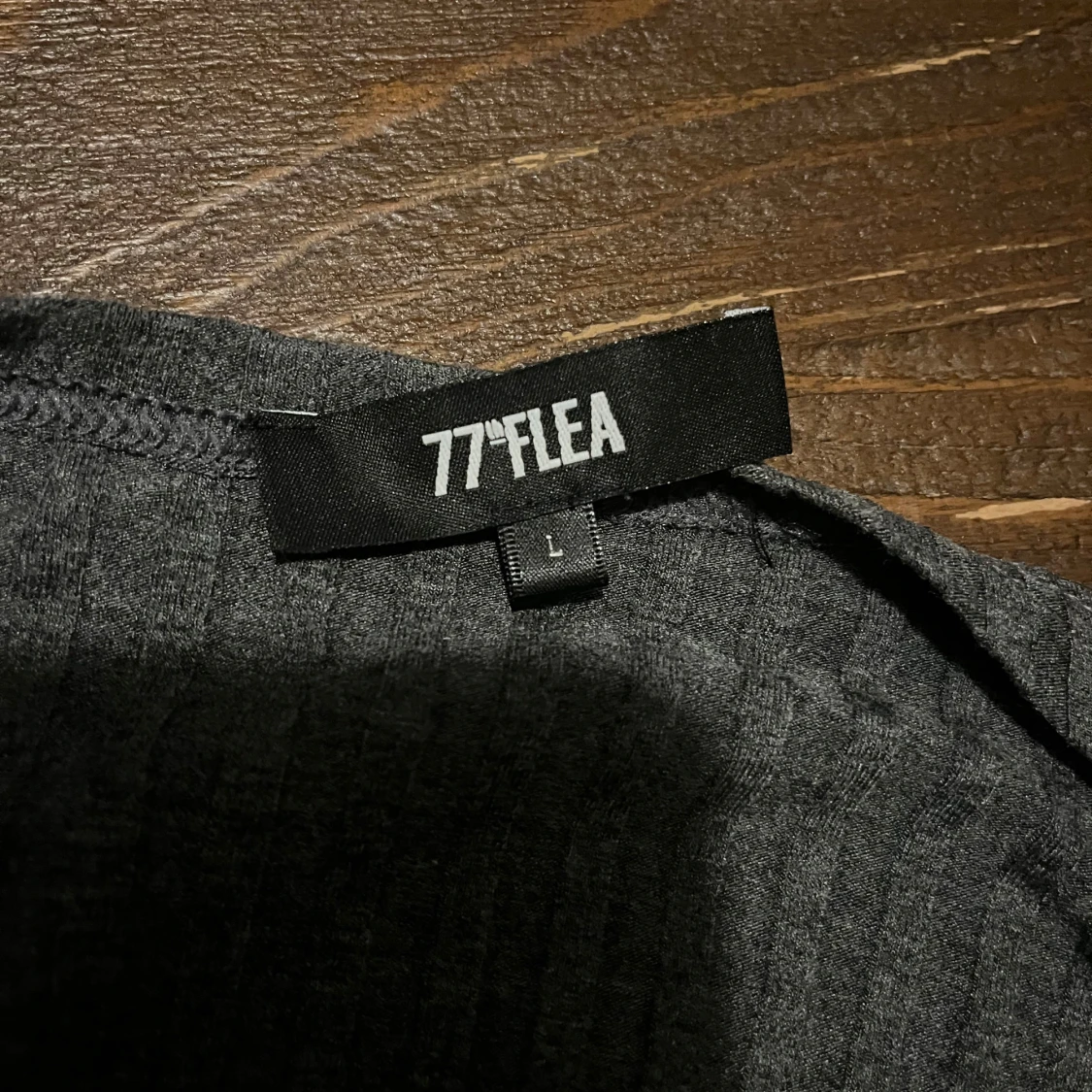 Grå ribbad omlottopp från 77FLEA - 2