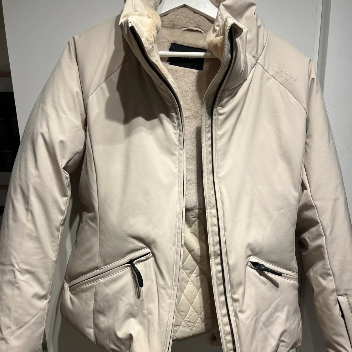 Beige pufferjacka med bälte från Aímn - 4