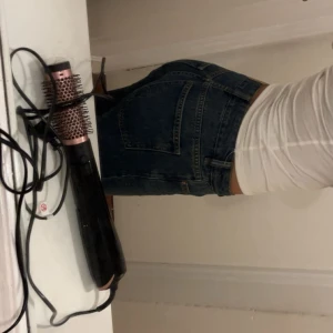 Mörkblå jeans med straight fit - Snygga mörkblå jeans från ginatricot med normal midja och rak passform. Perfekta för dig som gillar en enkel och tidlös look. Jeansen är i storlek 32/XS. Inga defekter eller liknande, har använt fåtal gånger. 