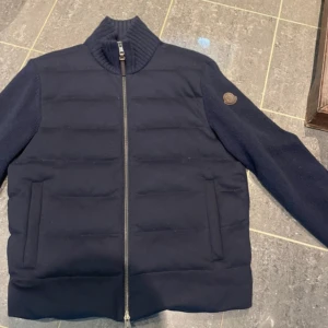 Moncler cardigan  - Tjenare! Säljer en extremt snygg moncler cardigan i storlek m i kashmir. Jackan är äkta Nypris ligger pả 14xxx. Skriv gärna om ni undrar năgot!
