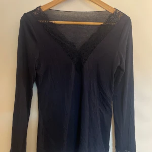Mörkblå Intimissimitröja med spets - Säljer denna mörkblåa spetströjan i supermjukt material i storlek M från Intimissimi💕använd fåtal gånger, pris kan diskuteras!