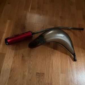 Technigas Enox Evo2  - DEP 2-takts avgassystem med röd ljuddämpare, komplett med fästen, fjädrar och monteringsdetaljer. Mycket fint skick, endast lättare bruksspår. Perfekt för dig som vill uppgradera din cross eller enduro.