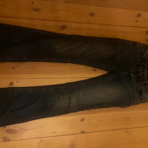 Bootcut jeans från Gina Tricot - Mörkblå bootcut jeans från Gina Tricot med klassisk femficksdesign och snygga detaljer på bakfickorna. Jeansen har en rak passform upptill och lätt utsvängda ben. Tillverkade i jeansmaterial med snygg tvättad look.