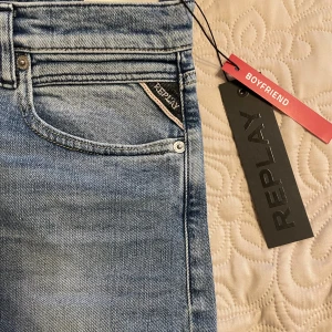 Replay Boyfriend jeans ljusblå - Snygga ljusblå jeans från Replay med klassisk Replay-logga vid fickan. Jeansen har raka ben, normal midja och är tillverkade i mjukt denimtyg. Perfekta för en avslappnad och trendig look. Jeansen är relaxed fit och är i Stl 166